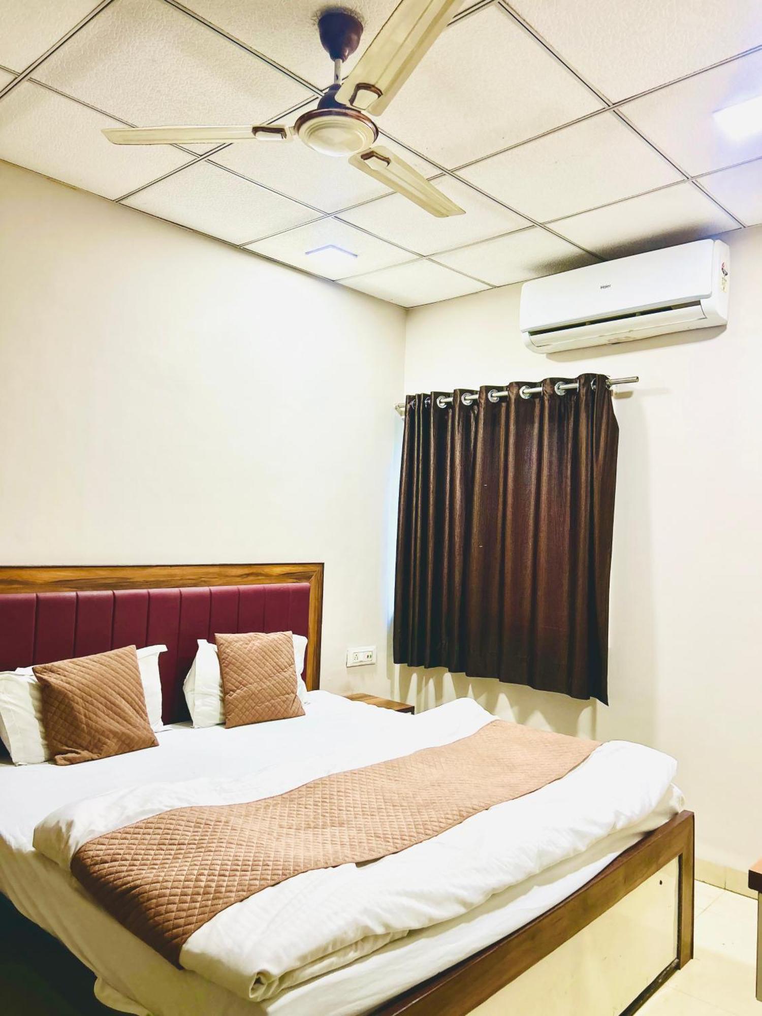 Jagtara Residency Hotel อินดอร์ ภายนอก รูปภาพ