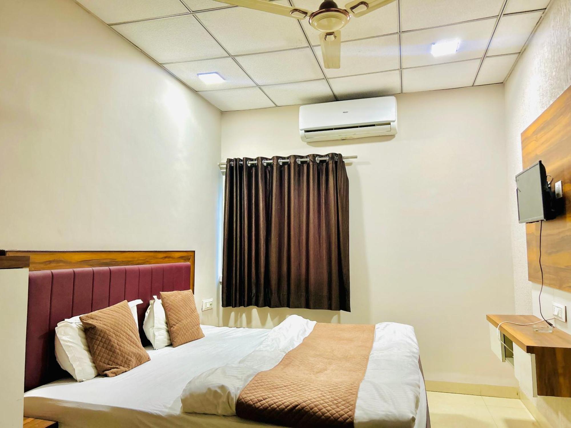 Jagtara Residency Hotel อินดอร์ ภายนอก รูปภาพ